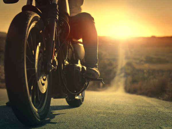 Motor op de weg bij zonsondergang